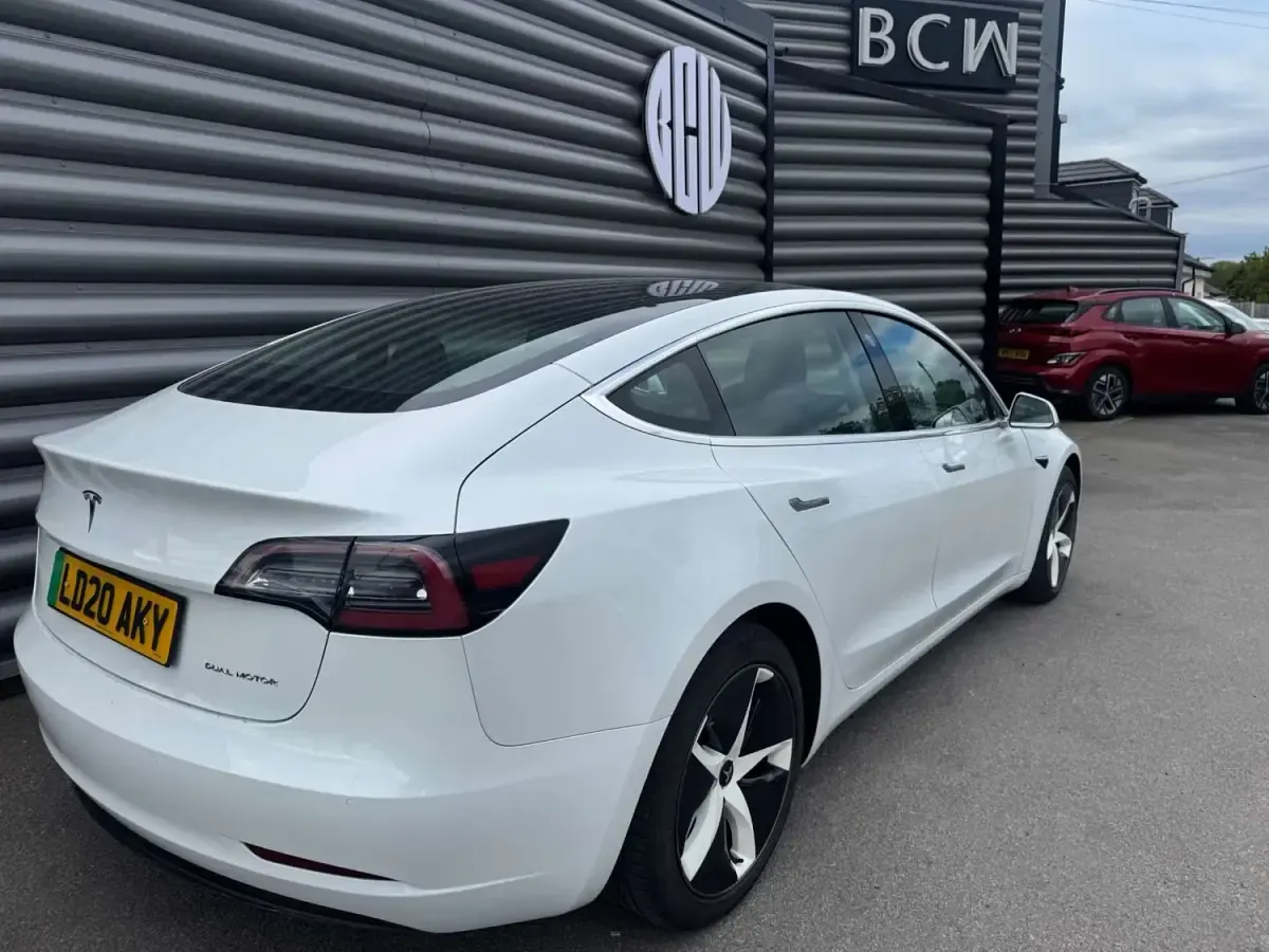 Begagnad Tesla Model 3 Long Range AWD 366 kW (498 HK) 2020 Vit Sedan