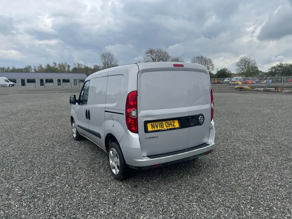 Second-hand Vauxhall Combo Sportive 95 CP (69 kW) 2018 Argintiu Monovolum