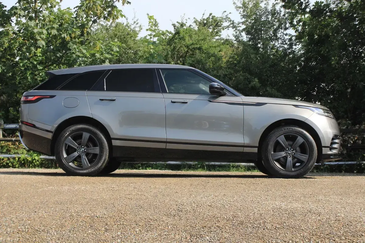 Used Land Rover Range Rover Velar R-Dynamic 177 HP (130 kW) 2020 Silver SUV