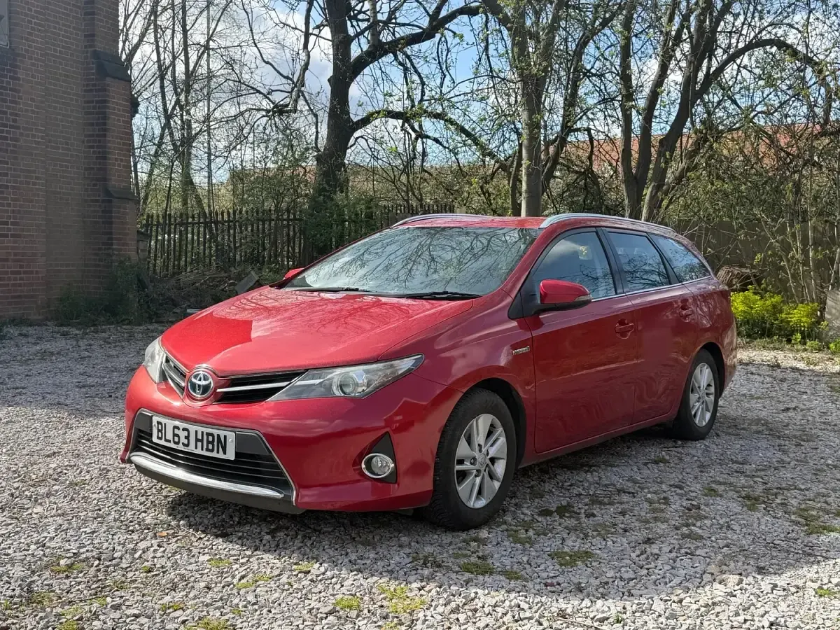 Used Toyota Auris Hybrid 136 HP (100 kW) 2013 Red Estate