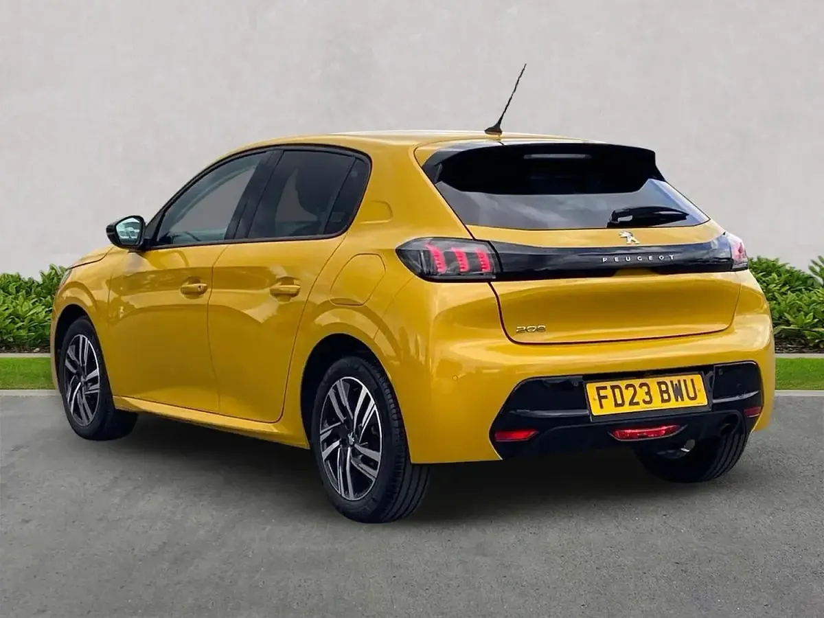 Used Peugeot 208 Allure+ 100 HP (73 kW) 2023 Yellow Hatchback