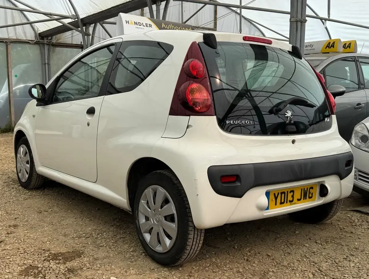 Used Peugeot 107 Access 68 HP (50 kW) 2013 White Hatchback