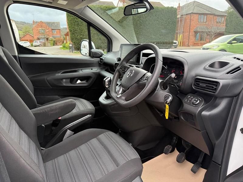 Used Vauxhall Combo S 100 HP (73 kW) 2020 White MPV