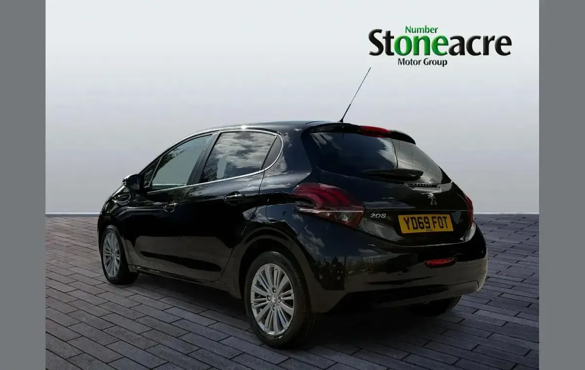 Used Peugeot 208 Signature Sky 82 HP (60 kW) 2019 Black Hatchback
