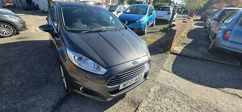 Begagnad Ford Fiesta Titanium 2017 Grå Halvkombi