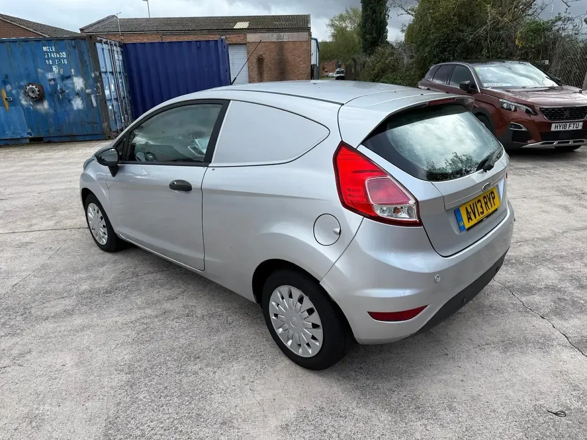 Used Ford Fiesta 95 HP (69 kW) 2013 Moondust silver Hatchback