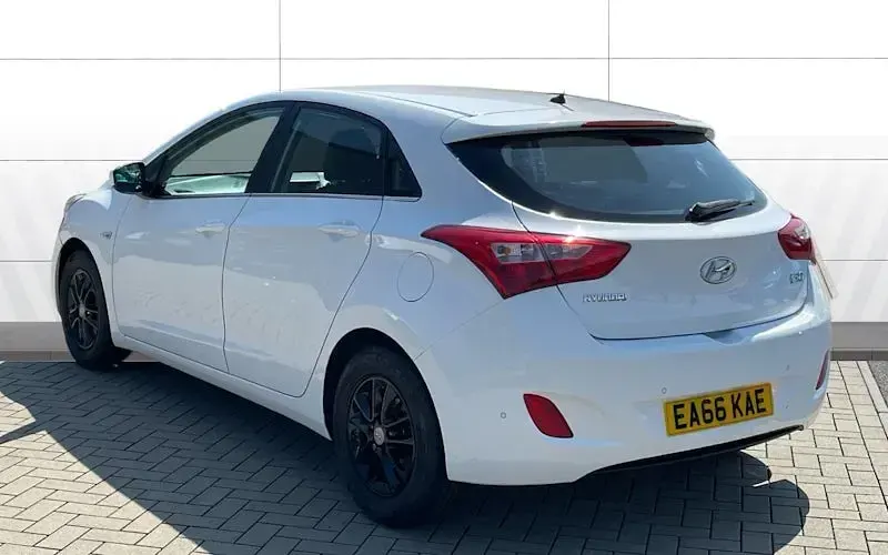 Used Hyundai i30 SE 110 HP (80 kW) 2016 White Hatchback
