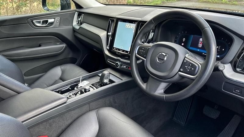 Used Volvo XC60 Core 250 HP (183 kW) 2023 Red SUV