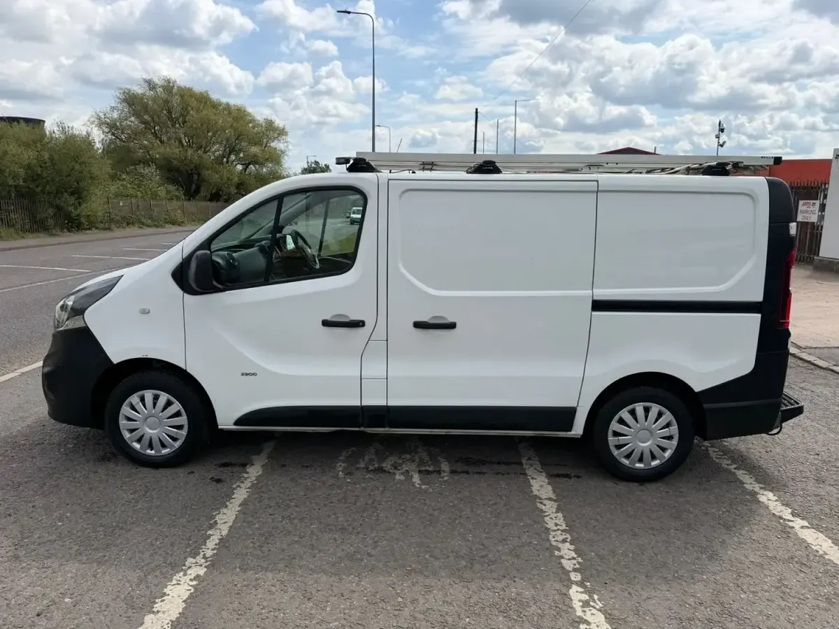 Second-hand Vauxhall Vivaro 2017 Alb