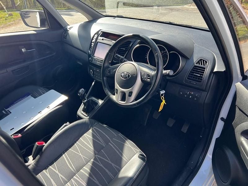 Used Kia Venga 123 HP (90 kW) 2015 White Hatchback