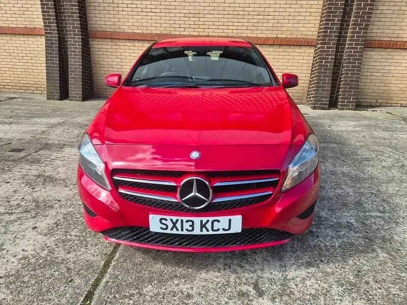 Used Mercedes A180 SE 122 HP (89 kW) 2013 Red Hatchback