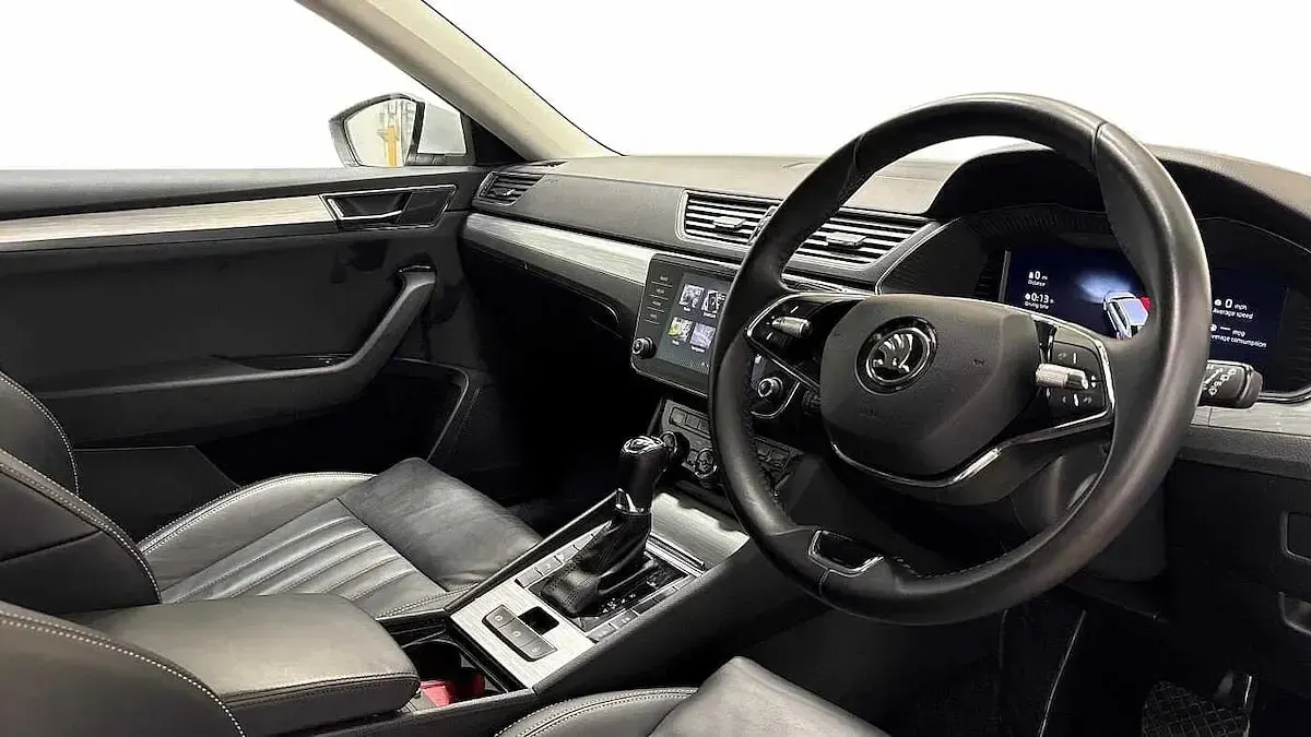 Gebraucht Skoda Superb SE Technology 160 PS (117 kW) 2023 Weiß Kombi