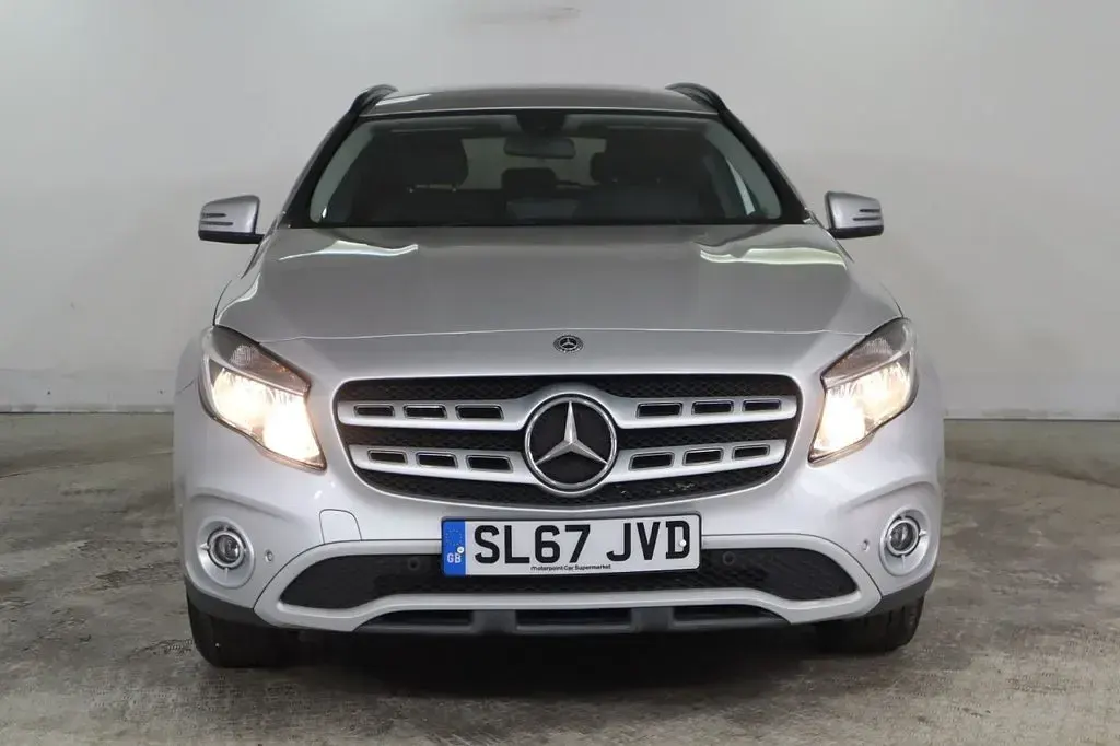 Used Mercedes GLA200 Executive 156 HP (114 kW) 2017 Silver SUV