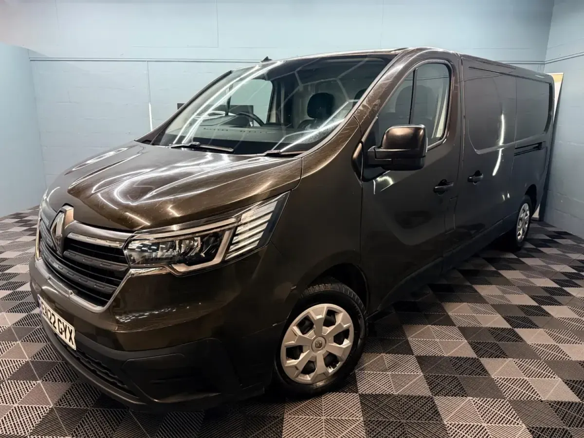 Usado Renault Trafic Business 2022 Castanho Monovolume