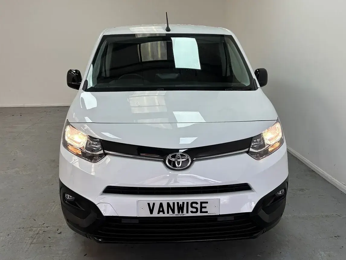 Used Toyota Proace Design 130 HP (95 kW) 2024 White MPV