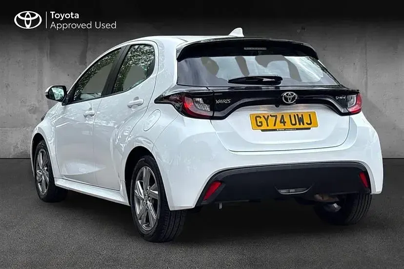 Used Toyota Yaris Hybrid 116 HP (85 kW) 2024 White Hatchback