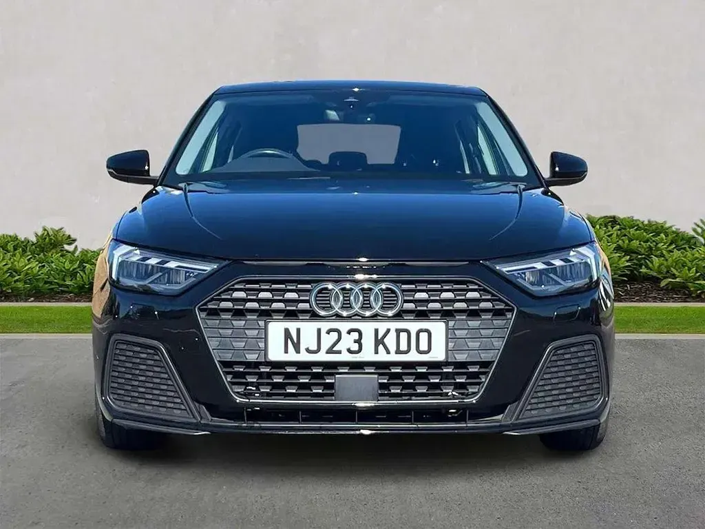 Begagnad Audi A1 Premium 108 HK (79 kW) 2023 Svart SUV