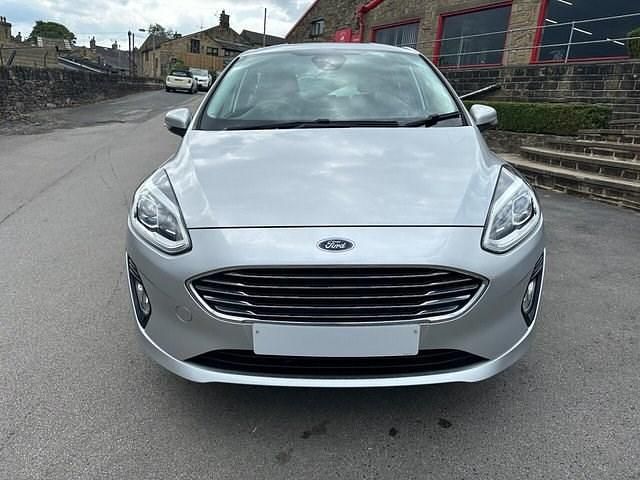 Used Ford Fiesta Zetec 85 HP (62 kW) 2019 Silver Hatchback