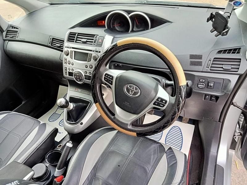 Used Toyota Verso 2011 Silver MPV