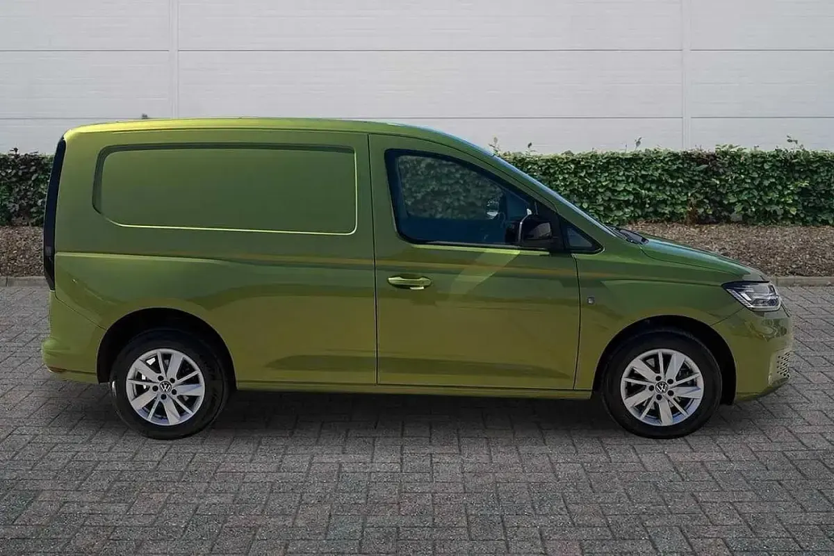 Usado VW Caddy Pro 122 HP (89 kW) 2025 Verde Monovolume
