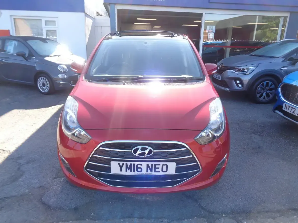 Used Hyundai ix20 Premium 125 HP (91 kW) 2016 Red Hatchback