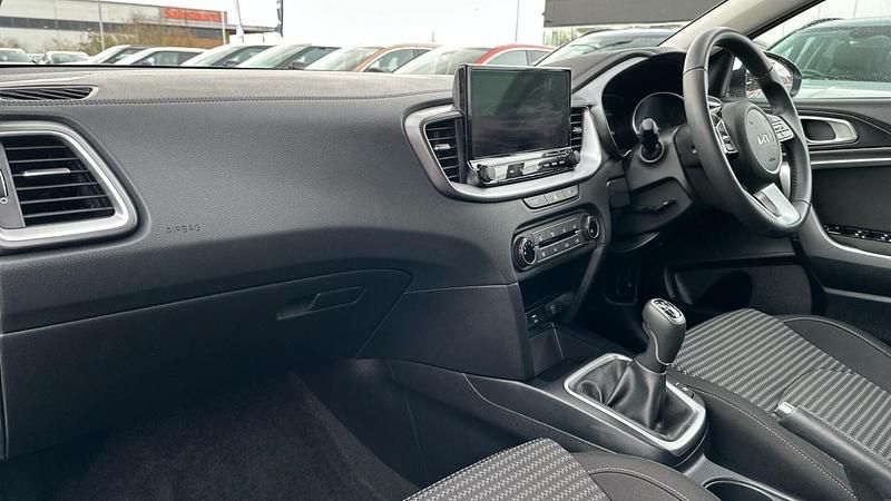 Used Kia Ceed 138 HP (101 kW) 2025 White Hatchback