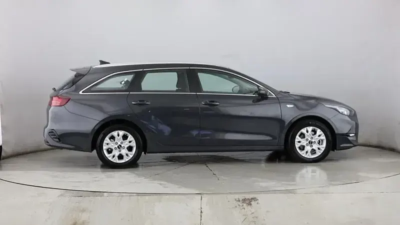 Usado Kia Ceed 138 HP (101 kW) 2025 Cinzento Citadino