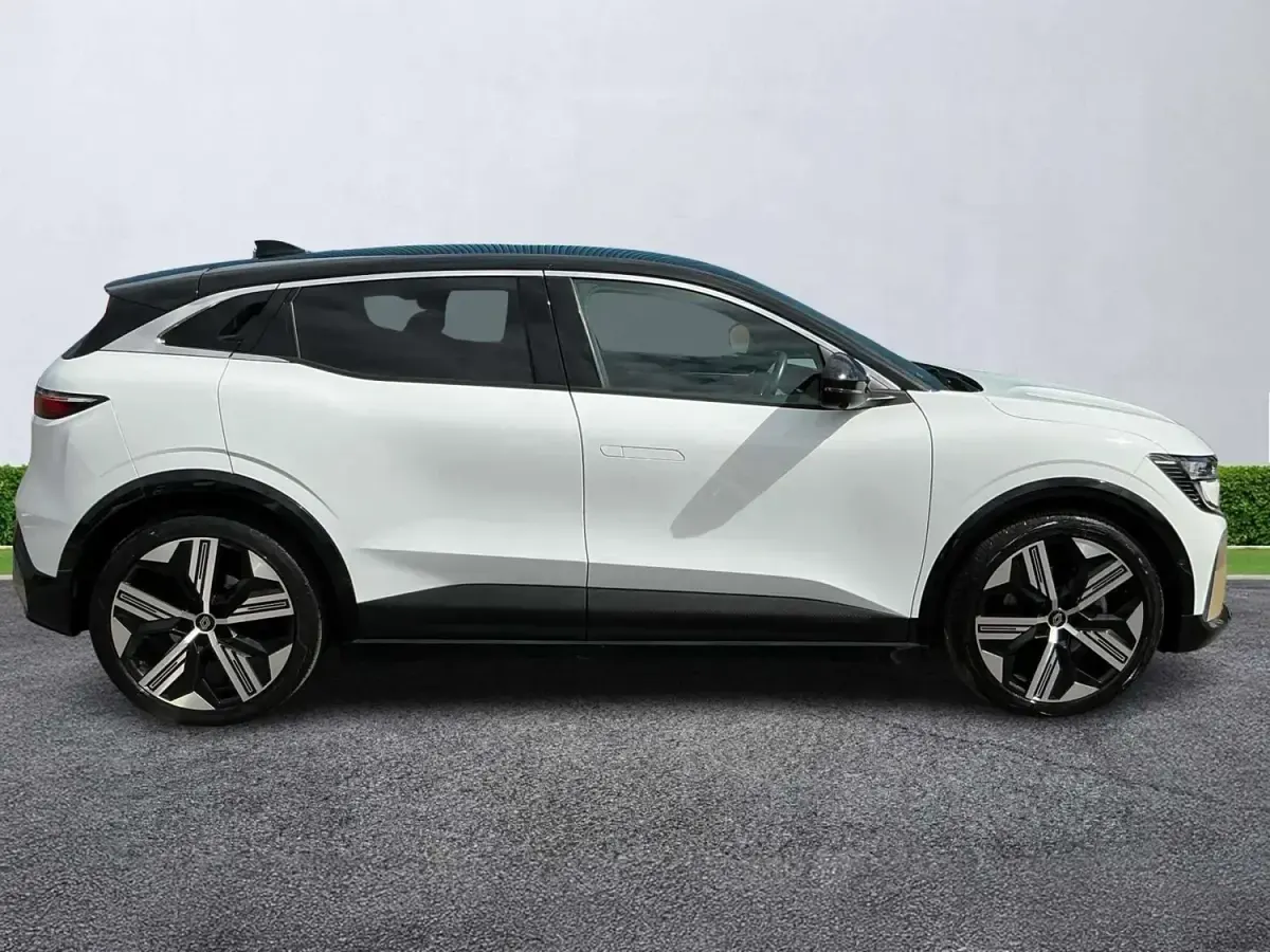 Gebraucht Renault Megane E-Tech Iconic 160 kW (218 PS) 2023 Weiß Kleinwagen
