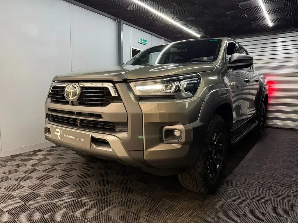 Used Toyota HiLux 201 HP (147 kW) 2023 Bronze Pickup