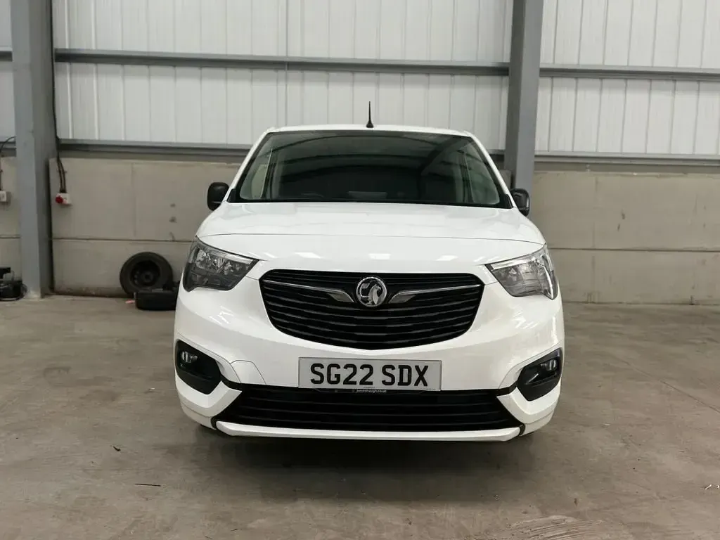 Begagnad Vauxhall Combo Sportive 100 HK (73 kW) 2022 Vit Minibuss