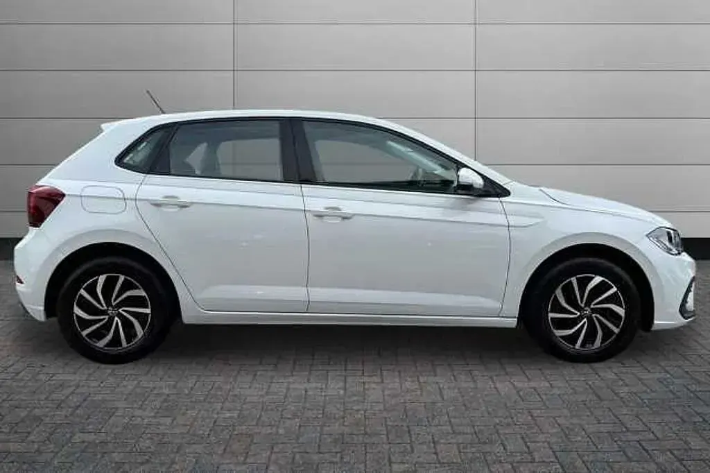 Used VW Polo Life 95 HP (69 kW) 2023 Pure white Hatchback