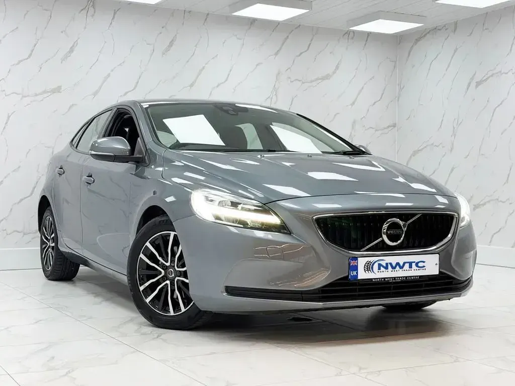 Used Volvo V40 Momentum 120 HP (88 kW) 2018 Grey Hatchback