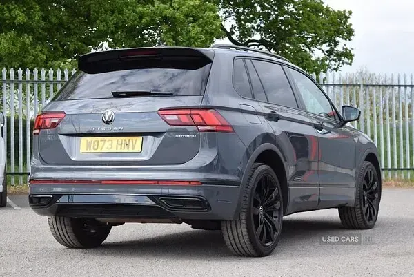 Begagnad VW Tiguan Black Edition 245 HK (180 kW) 2024 Grå SUV