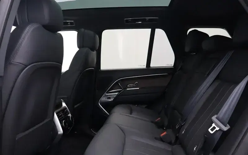 Used Land Rover Range Rover SE 349 HP (256 kW) 2025 SUV