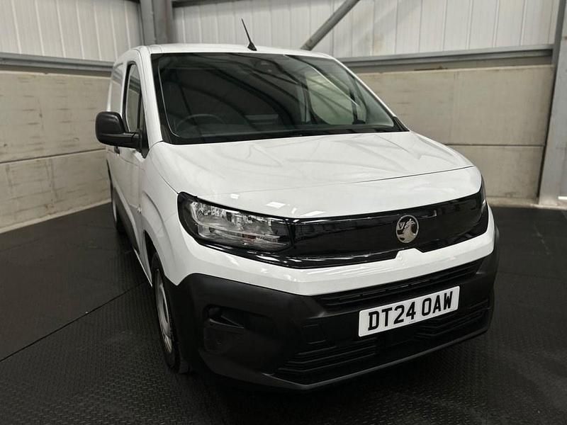 Second-hand Vauxhall Combo 100 CP (73 kW) 2024 Alb Monovolum