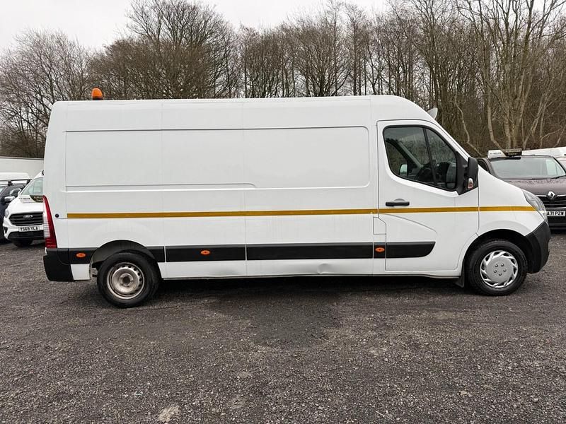 Used Vauxhall Movano 135 HP (99 kW) 2021 White MPV
