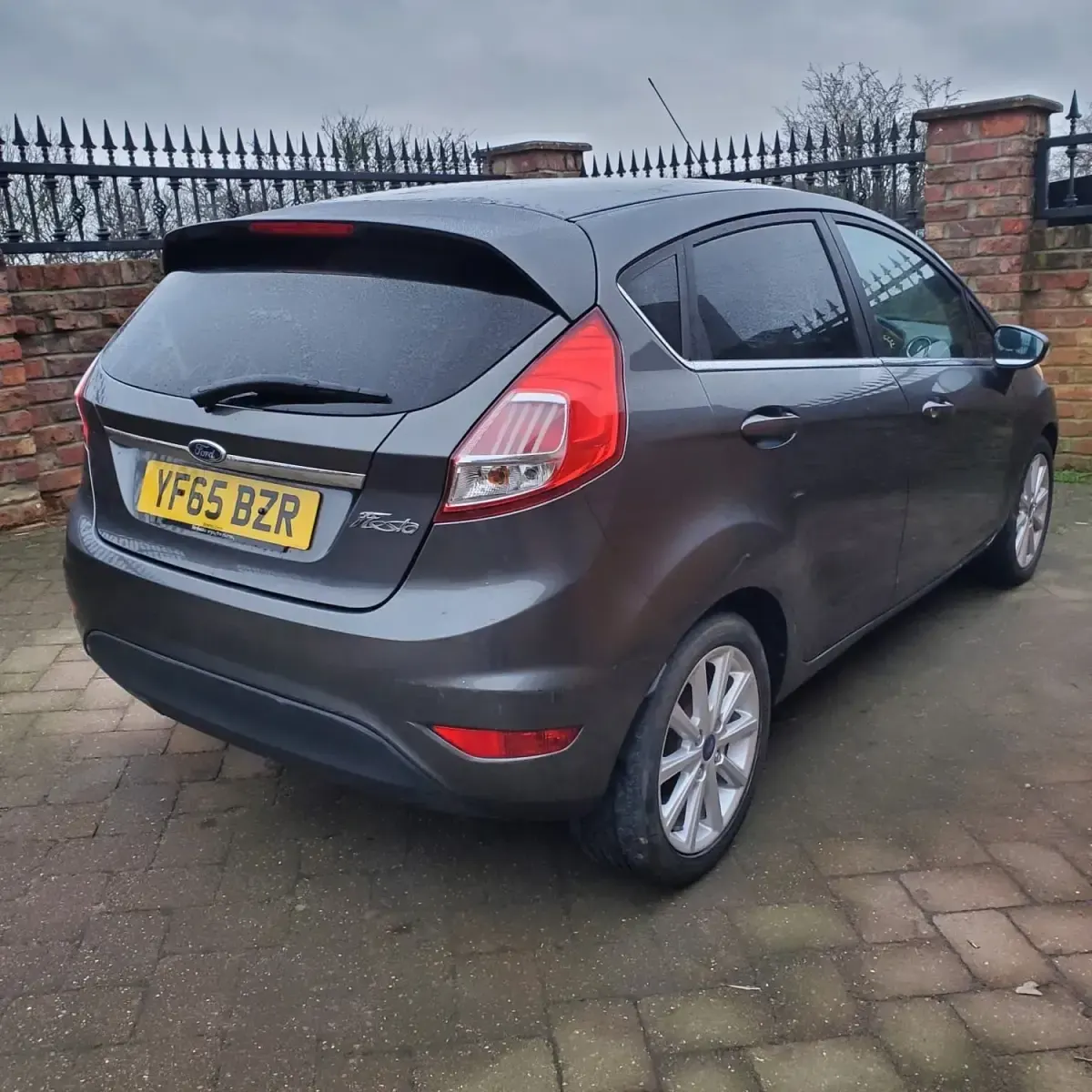 Usado Ford Fiesta Titanium 75 HP (55 kW) 2015 Cinzento Citadino