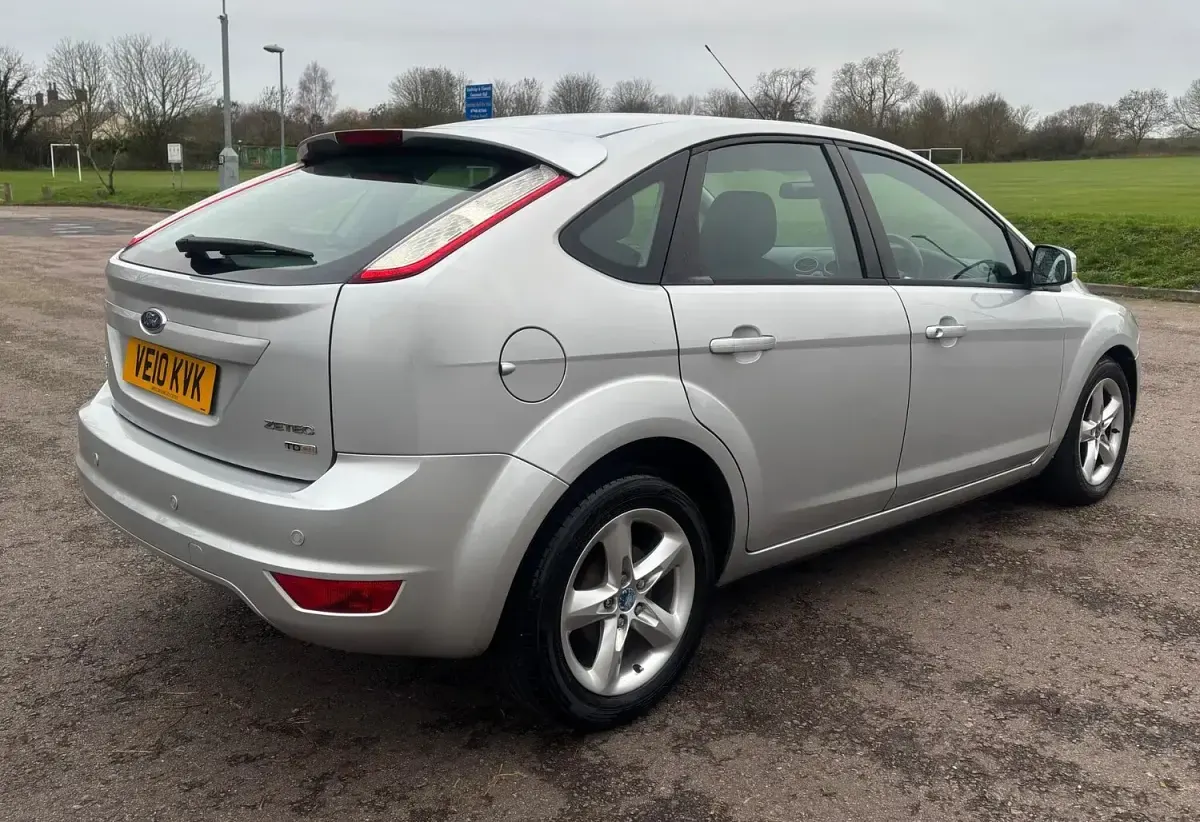 Used Ford Focus Zetec 110 HP (80 kW) 2010 Silver Hatchback