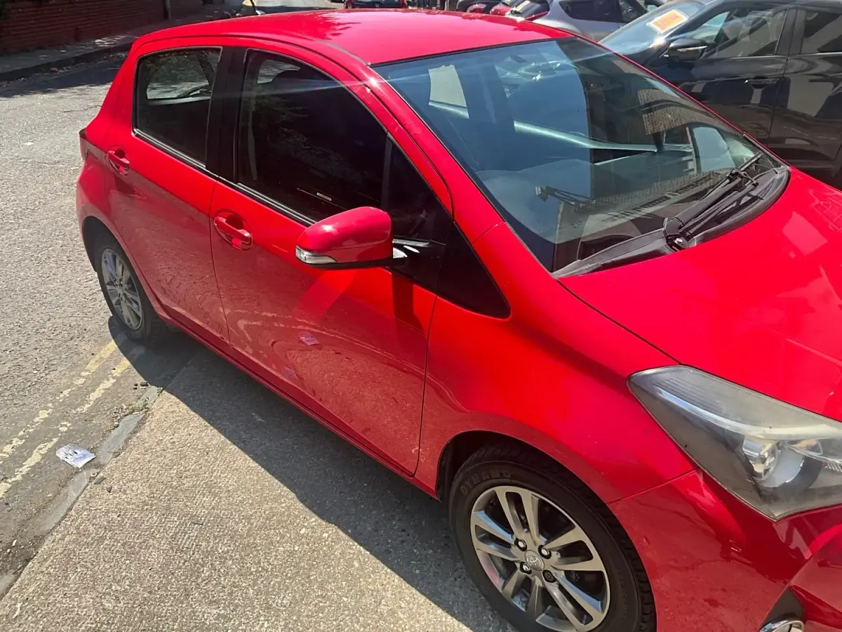 Used Toyota Yaris 99 HP (72 kW) 2015 Red Hatchback
