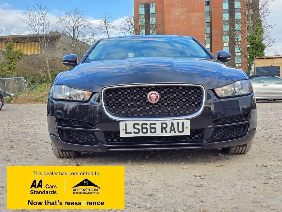 Usado Jaguar XE Prestige 180 HP (132 kW) 2016 Preto Sedan