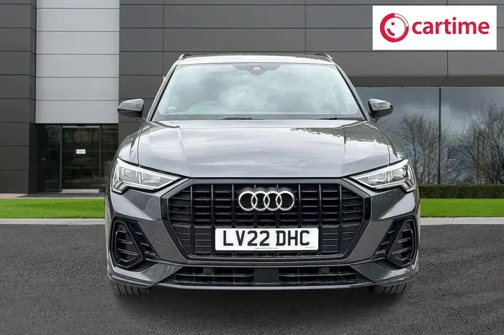 Begagnad Audi Q3 Black Edition 150 HK (110 kW) 2022 Grå SUV