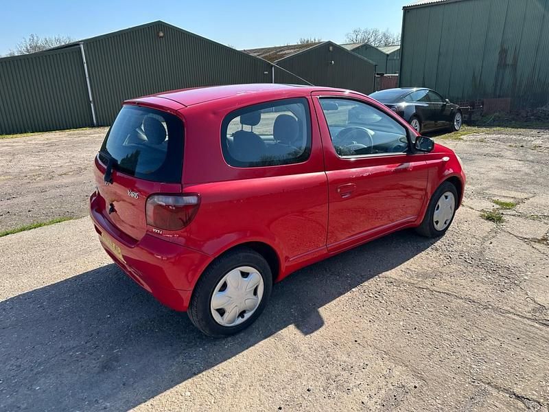 Used Toyota Yaris 86 HP (63 kW) 2000 Red Hatchback