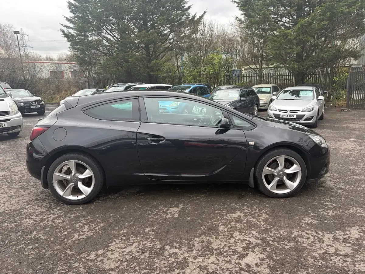Używany Vauxhall Astra GTC SRi 140 KM (102 kW) 2013 Czarny Hatchback