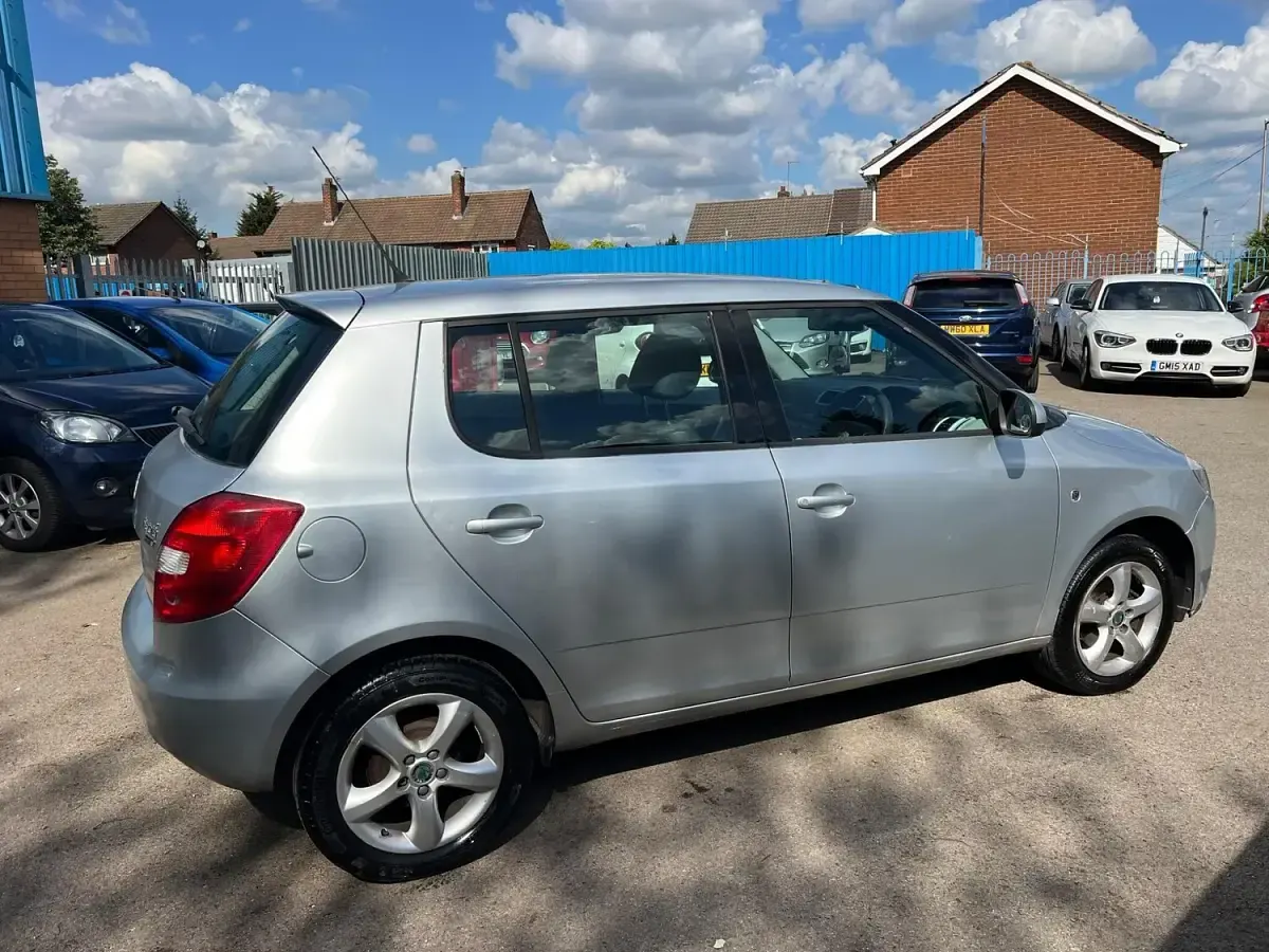 Usado Skoda Fabia 2009 Prateado Citadino