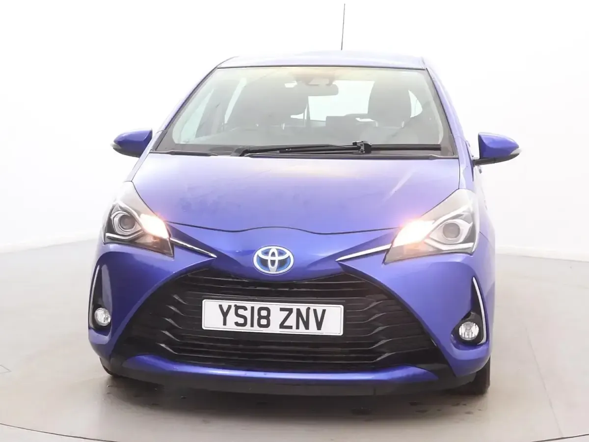 Used Toyota Yaris 100 HP (73 kW) 2018 Blue Hatchback