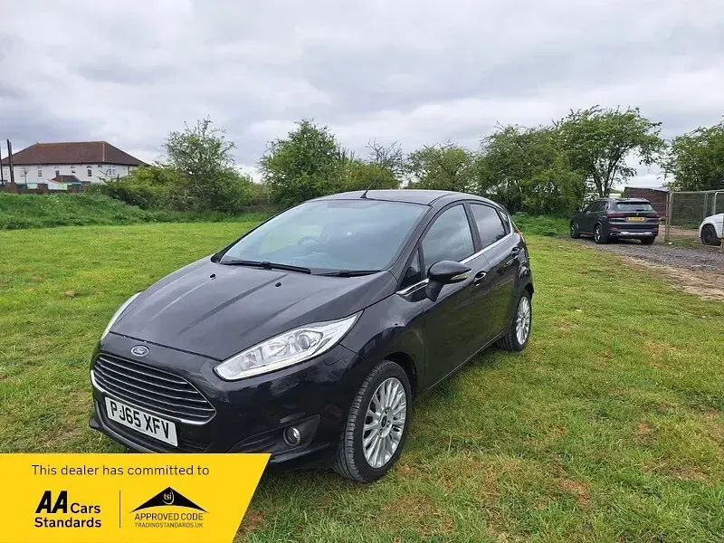 Begagnad Ford Fiesta Zetec 100 HK (73 kW) 2015 Svart Halvkombi