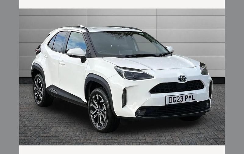 Pure white Used 2023 Toyota Yaris Cross Design SUV | £19,670 (Good price) - Image 1/2