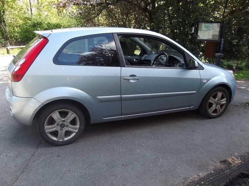 Usado Ford Fiesta Zetec 75 HP (55 kW) 2007 Azul Citadino