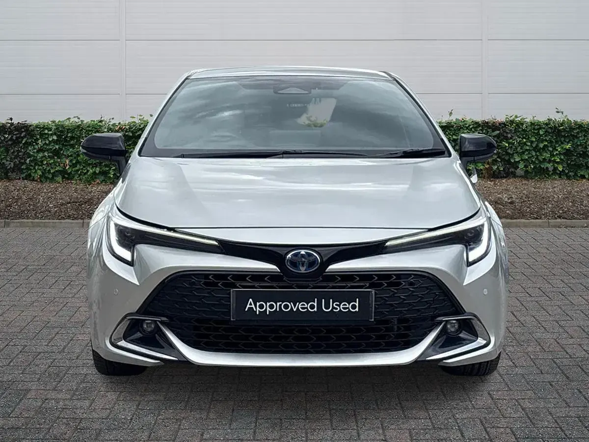 Used Toyota Corolla Design 140 HP (102 kW) 2025 Silver Hatchback