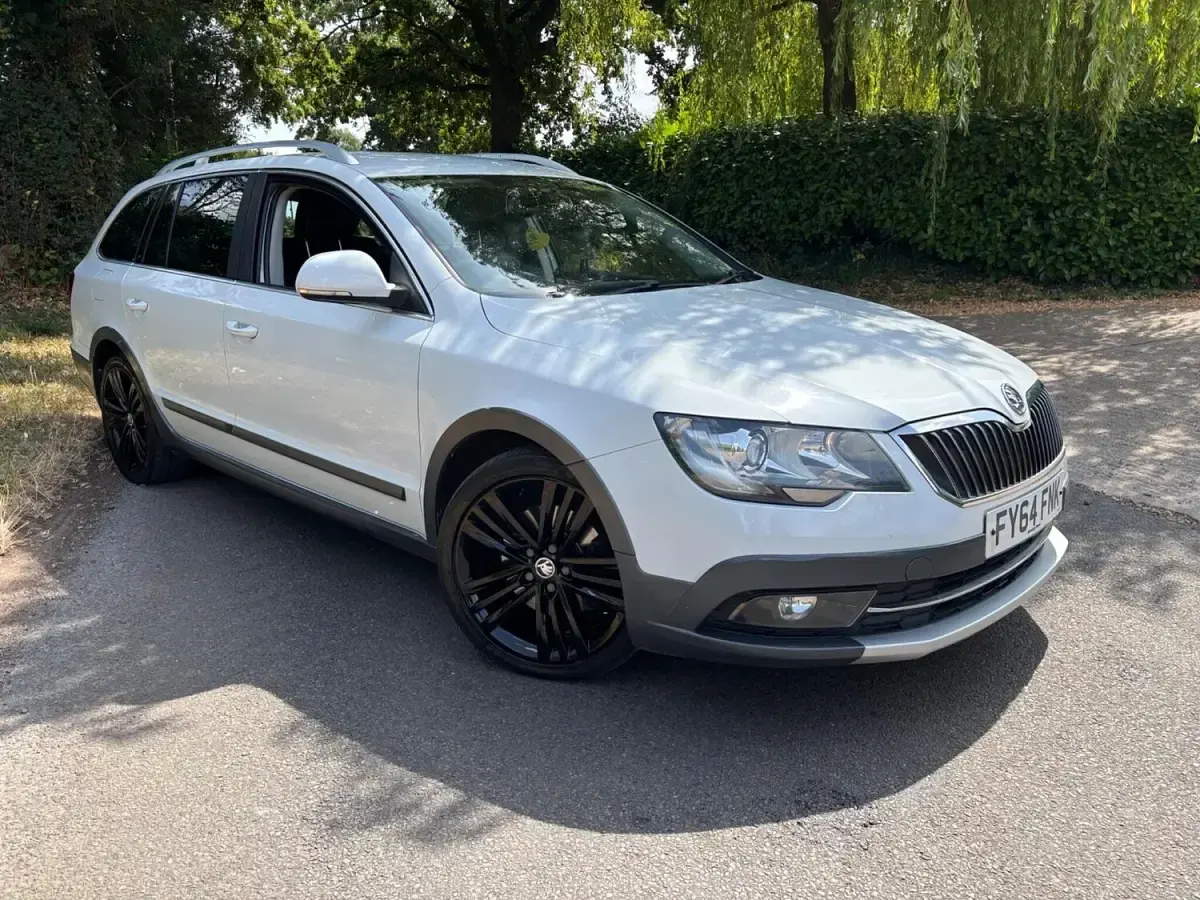 Used Skoda Superb Tour 140 HP (102 kW) 2014 White Estate